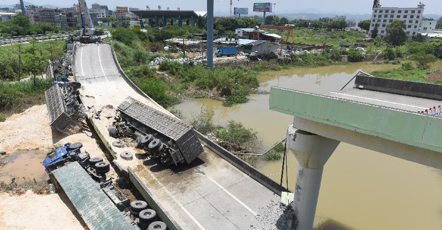 В Китае под колесами грузовиков обрушился мост