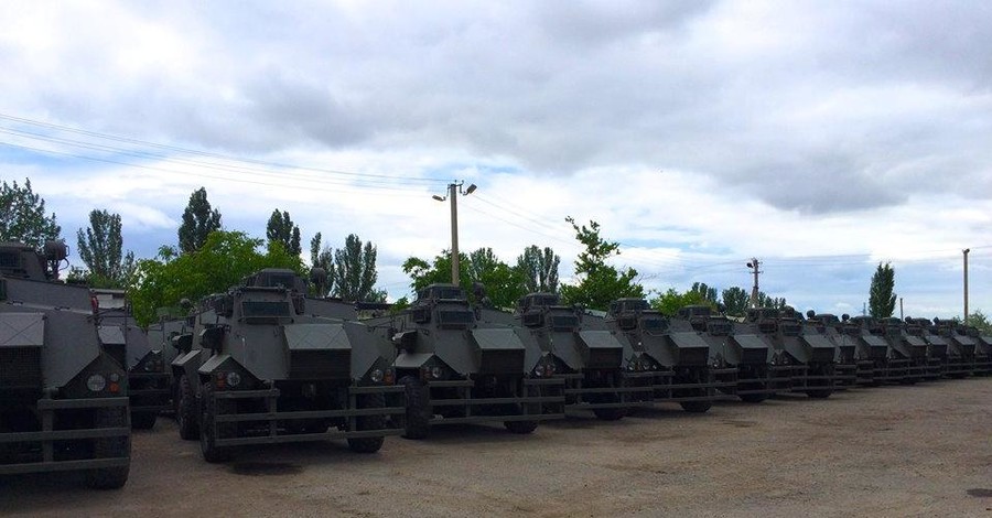 В Украину привезли 55 британских бронемашин 