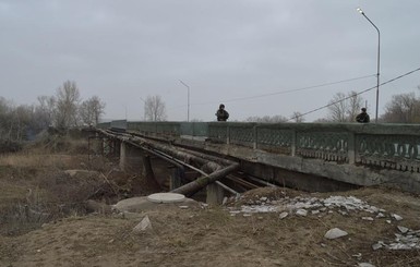 В Троицком взорвали мост