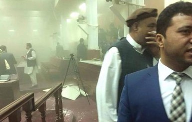 В парламенте Афганистана прогремели взрывы
