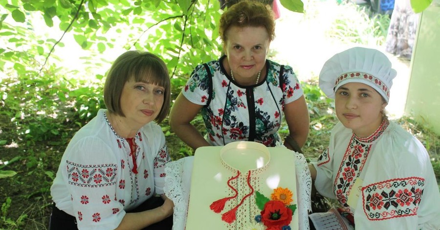 На конкурсе тортов в Одессе победила вышиванка