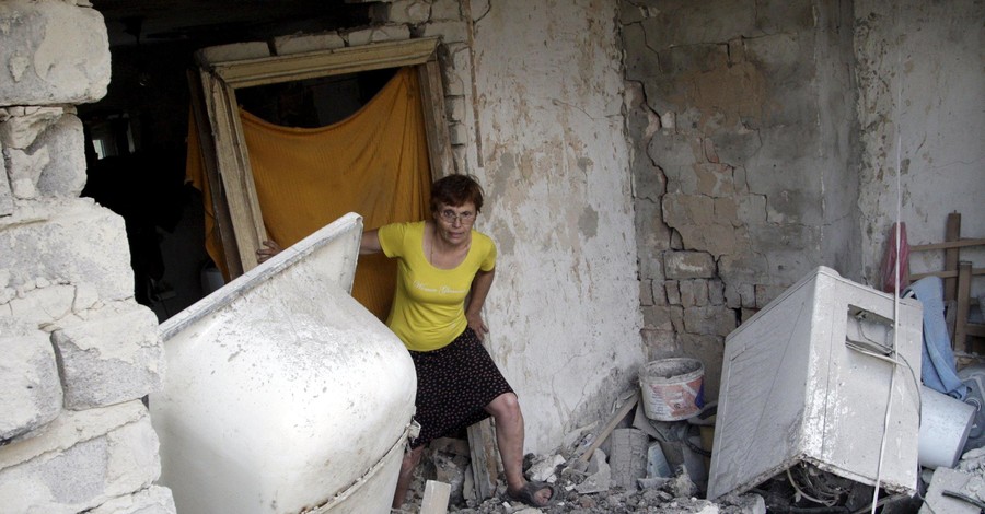 Минометным обстрелом накрыло поселок в черте Донецка: разрушена остановка, ранена девушка