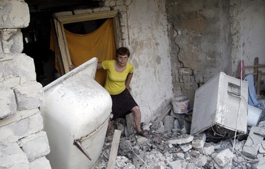 Минометным обстрелом накрыло поселок в черте Донецка: разрушена остановка, ранена девушка