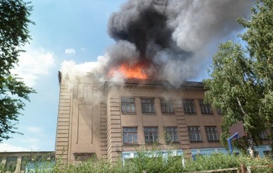 Школу в Запорожье тушили больше трех часов 