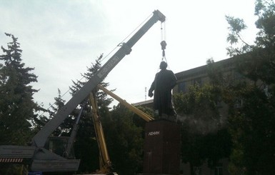 Фотофакт: донецкие коммунальщики выдворили Ленина из центра Дружковки