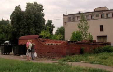В Славянске полуразвалившийся городской туалет обзавелся почтовым адресом