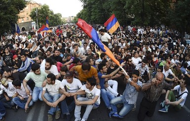 Во время разгона акции протеста в Ереване пострадали 7 демонстрантов и 11 полицейских