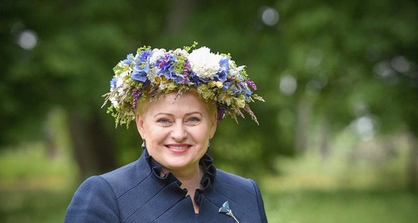 Президент Литвы примерила венок из полевых цветов
