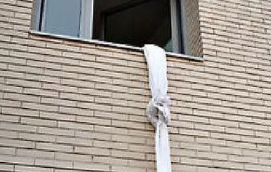 В России мужчина разбился, спускаясь с балкона по простыням
