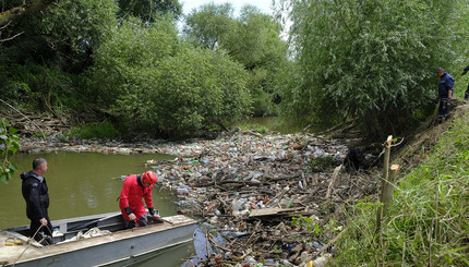 На Закарпатье реку перекрыла мусорная пробка из бутылок