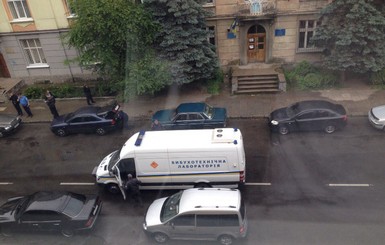 Во Львове возле райотдела милиции подорвали автомобиль