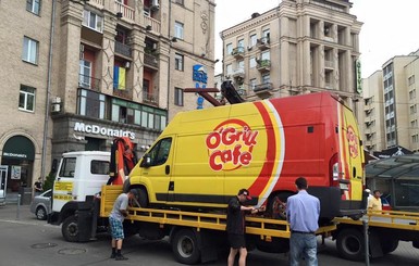 В Киеве увезли на штрафплощадку первый шаурма-мобиль