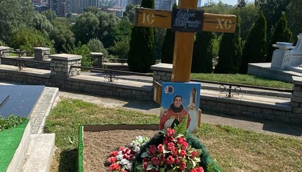 Могила Леонида Каденюка на Байковом кладбище и памятник на родине