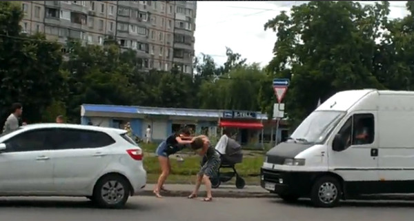  В Харькове  пешеходы подрались с водителем из-за нарушений ПДД  