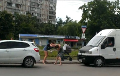  В Харькове  пешеходы подрались с водителем из-за нарушений ПДД  