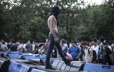 В Ереване полиция пытается разобрать баррикады из мусорных баков  