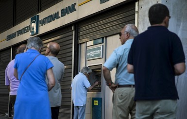В Греции началась финансовая паника: люди массово снимают деньги с банкоматов