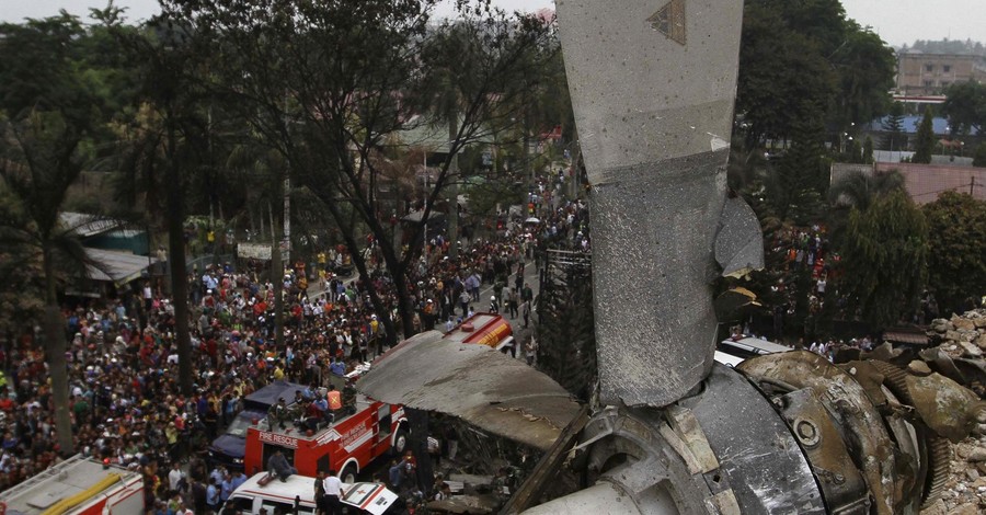 В Индонезии военный самолет упал на кладбище, пятеро погибли