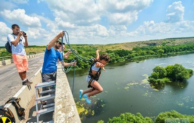 Семилетняя девочка из-под Одессы покорила 35-метровый мост