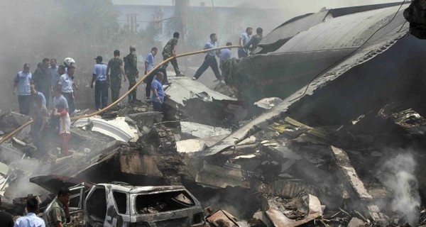 Названа причина падения самолета ВВС Индонезии на жилые дома