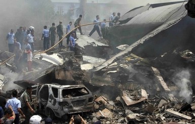 Жертвами падения самолета в Индонезии стал 141 человек