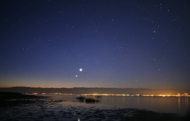 В ночном небе встретились Юпитер и Венера