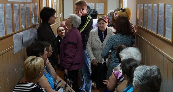 Донецкие пенсионеры в панике меняют рубли на гривны