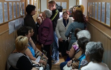 Донецкие пенсионеры в панике меняют рубли на гривны