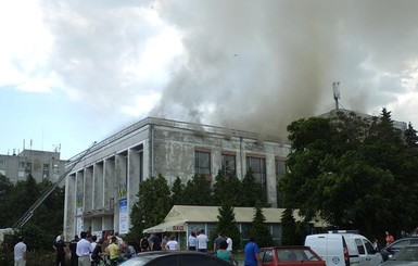 Во время пожара в Черкасском драмтеатре пострадали три спасателя 