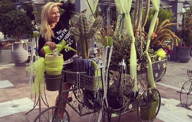 Анна Семенович поливает кактусы и публикует соблазнительные снимки