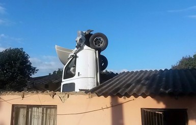 В ЮАР автомобиль врезался в… крышу
