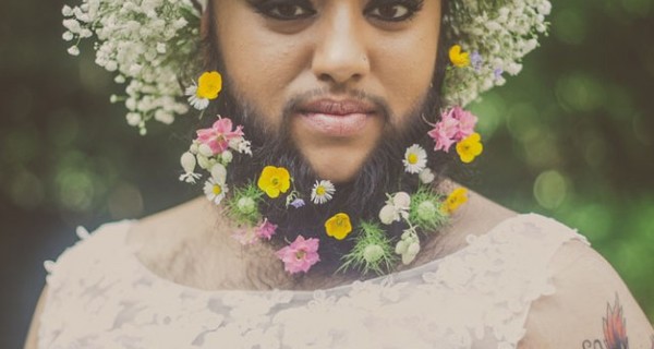 Британка украсила свою бороду цветами для свадебной фотосессии