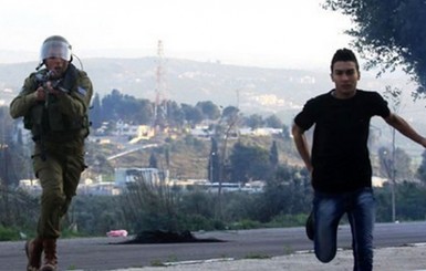 Израильский военный застрелил 17-летнего палестинца за брошенный камень