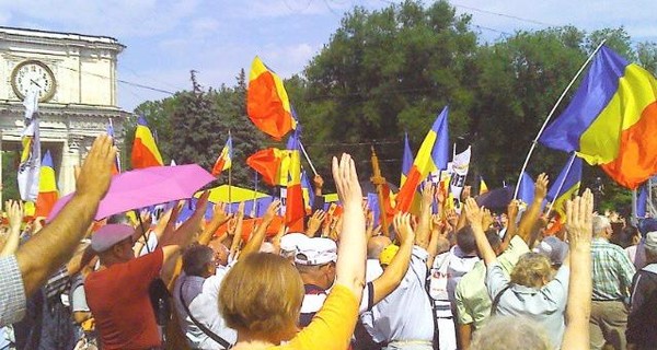 Молдаване вышли на митинг и потребовали воссоединения с Румынией