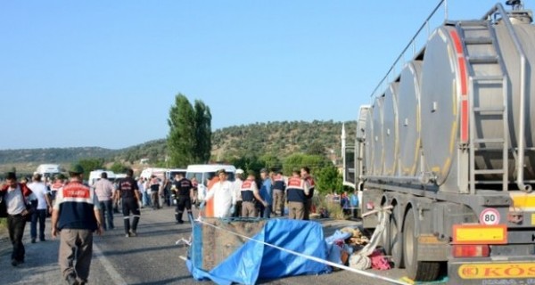 В Турции микроавтобус врезался в грузовик, погибли 15 человек