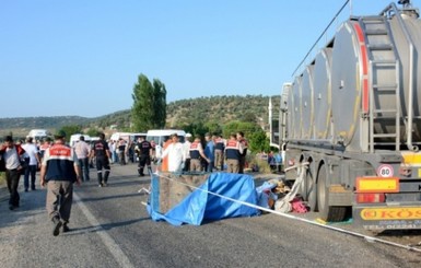 В Турции микроавтобус врезался в грузовик, погибли 15 человек