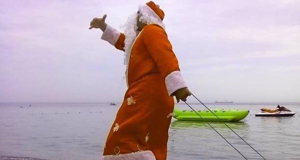 В Одессе на пляже курортников развлекал… Дед Мороз