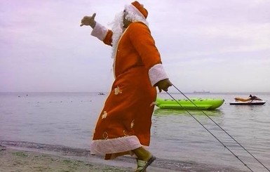 В Одессе на пляже курортников развлекал… Дед Мороз