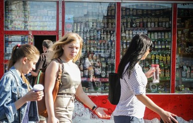 В Киеве начали сносить МАФы с пивом