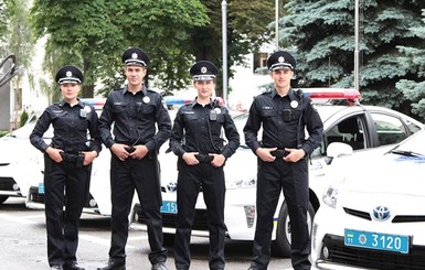 Полицейский-кандидат наук по физике починил сломанный светофор в Киеве