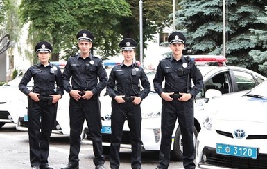 Киевским полицейским впервые пришлось достать оружие