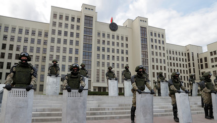 Военные охраняют Правительственный дом в Минске