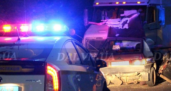 В Винницкой области легковушка влетела в грузовик, четверо погибли