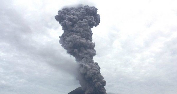 Индонезийский вулкан Синабунг парализовал авиасообщение в стране