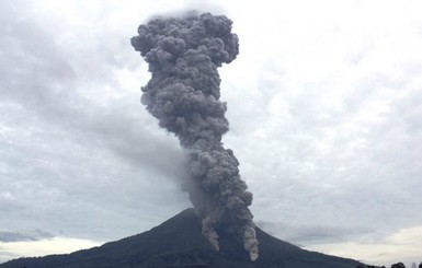 Индонезийский вулкан Синабунг парализовал авиасообщение в стране
