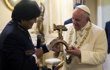 Президент Боливии вручил папе Франциску Иисуса, распятого на серпе и молоте