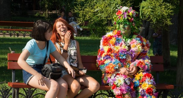 В центре Одессы разгуливает человек-цветок