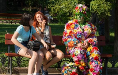 В центре Одессы разгуливает человек-цветок
