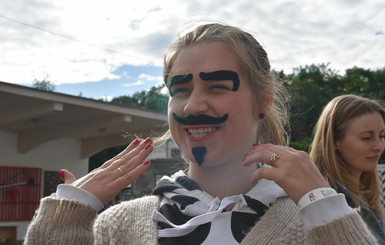 Мода на бороду: в Киеве девушки рисуют себе усы