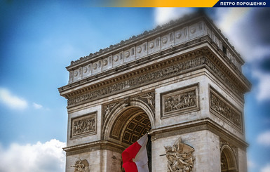 Порошенко поздравил французского президента с Днем взятия Бастилии